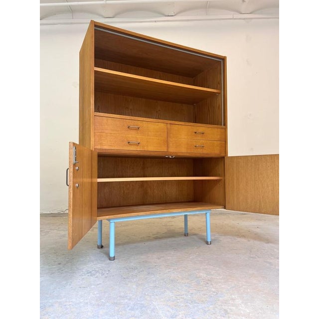 This Type 426/F cabinet, manufactured on October 27, 1964, in the Hellerau workshops, presents a captivating blend of...
