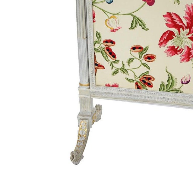 French Louis XVI Style White & Gilt Fire Screen With Floral Fabric, 20th C For Sale - Image 6 of 16