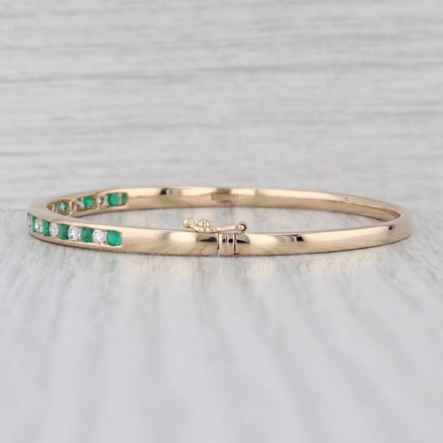 1990s 1.28ctw Emerald Diamond Bangle Bracelet 14k Yellow Gold 6.75" Hinged For Sale - Image 4 of 7