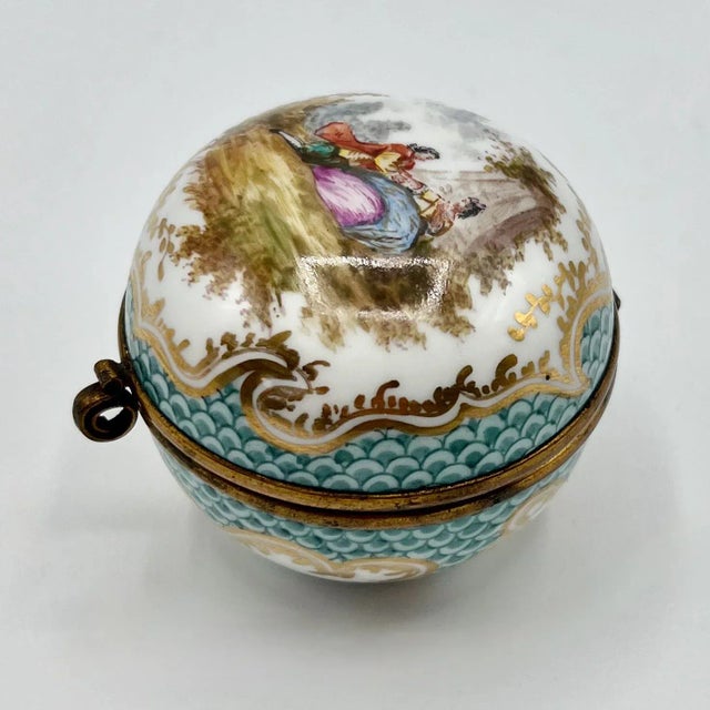Antique Rococo Hand-Painted Porcelain Hinged Box with Gilt Mounts in the style of Meissen, 18th Century For Sale - Image 4 of 15
