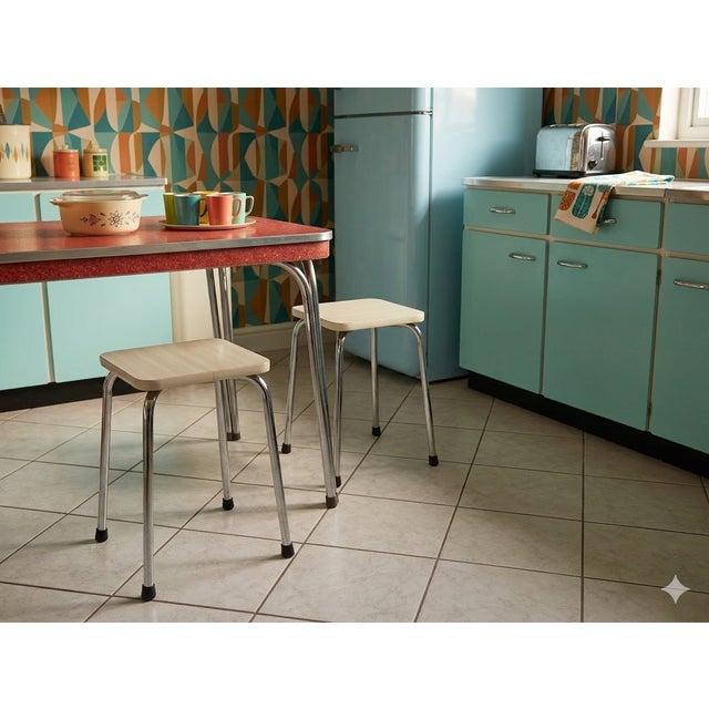 Pair of stools Formica seat with a light wood effect and rounded corners (27 x 27 cm) Chrome-plated tubular steel frame in...