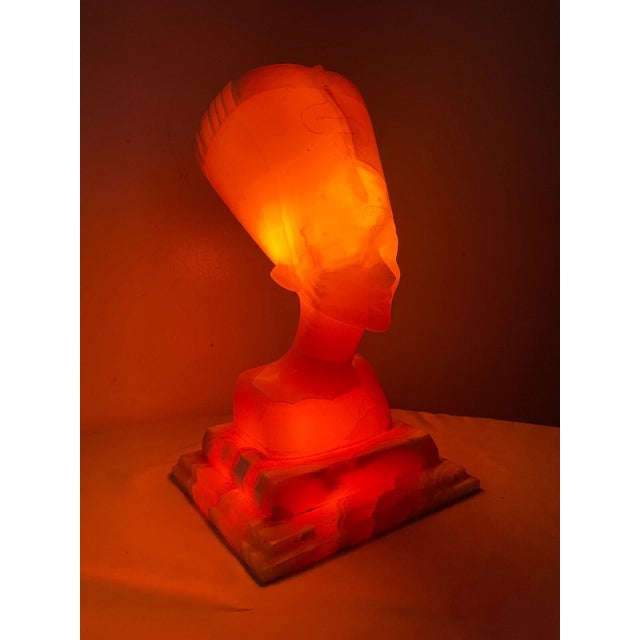 Figurative 1970s Large Vintage Hand Carved Onyx Stone Egyptian Revival Nefertiti Table Night Lamp For Sale - Image 3 of 15