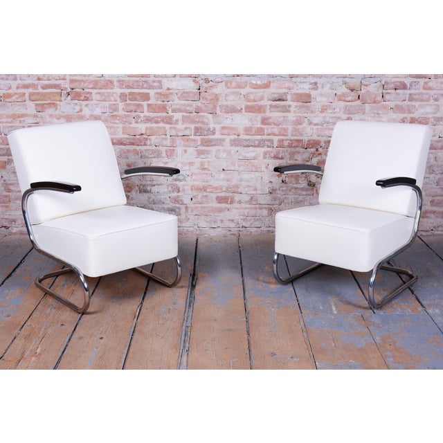Chair model Fn24 This iconic pair of Bauhaus armchairs comes from Czechoslovakia from the first half of the 20th century....