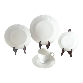 Fleuron Chloe’ Paris White by China 5 Piece Place Setting Mint Condition For Sale