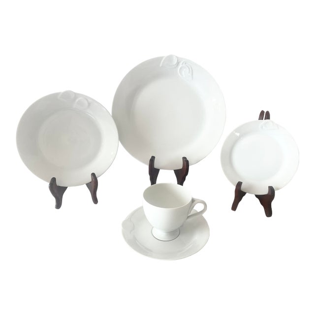 Late 20th Century Fleuron Chloe’ Paris White by China 5 Piece Place Setting Mint Condition For Sale