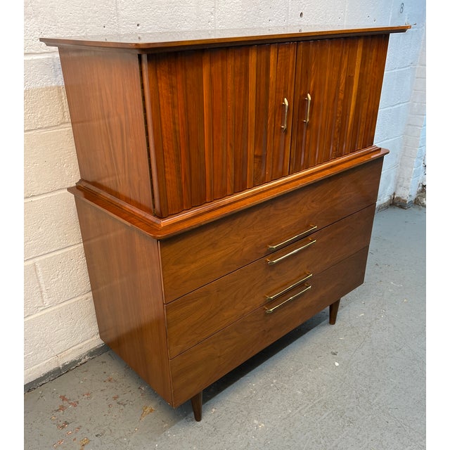 Mid-Century Modern Mid-Century Modern Walnut Highboy Dresser by Young Mfg., Attributed For Sale - Image 3 of 17