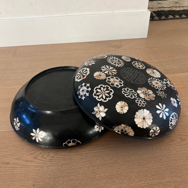 Shell 1980s Black Lacquered Lidded Circular Box With Mother of Pearl Floral Décor For Sale - Image 7 of 10