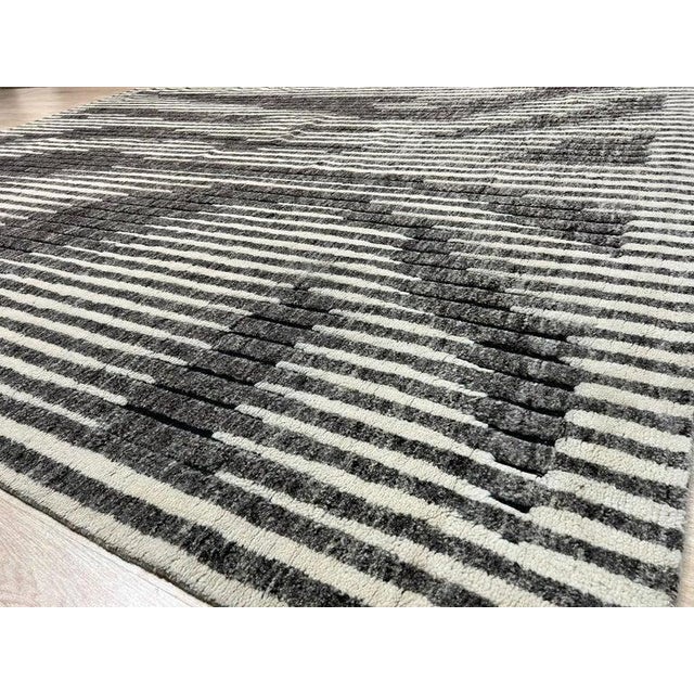 2020s 10x14 Gray Hand-Knotted Wool Vertical Shifting Sands Abstract Modern Carpet Rug For Sale - Image 5 of 9