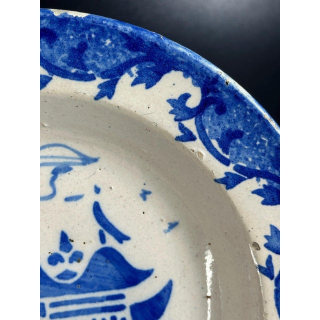 Spanish Hand-Painted Blue and White Talavera Plate with Chinoiserie Pagoda and Scroll Rim, 1730-1770s For Sale - Image 3 of 8