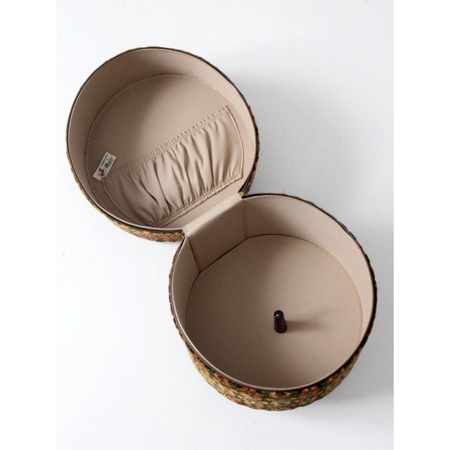 1960s Carry-All by Munro Cut Velvet Jacquard Wig Case For Sale - Image 14 of 17