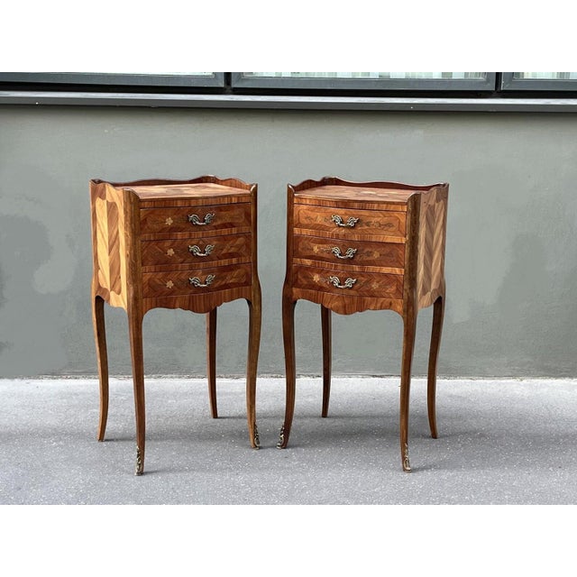 French 1950s Pair of French Louis XV Style Rosewood Side Tables Nightstands For Sale - Image 3 of 8