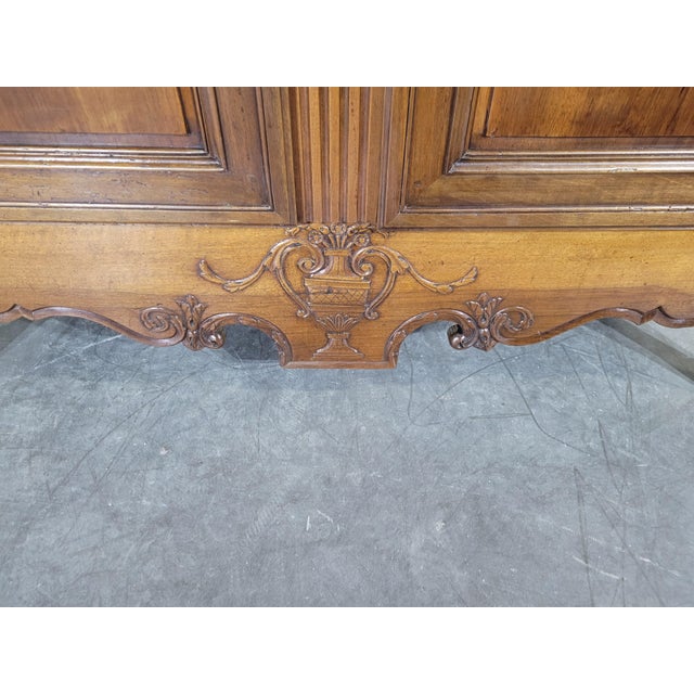 Double body sideboard in solid walnut, Directory period. The front legs are protruding, the uprights are rounded with...