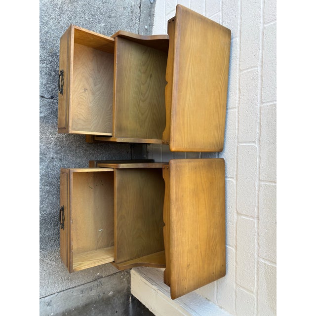 Vintage Colonial Early American Style Hard Maple Nightstands by the Unique Furniture Makers Company, 2 Pieces For Sale - Image 4 of 7