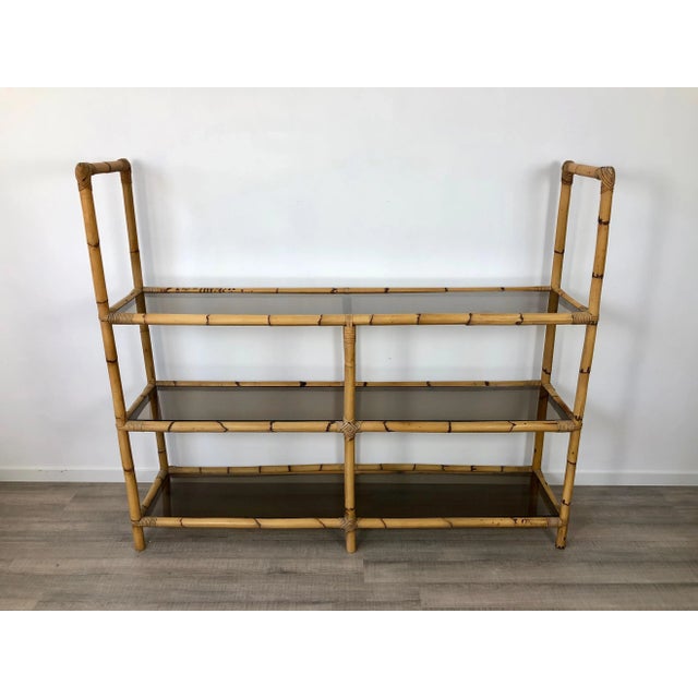 Console / bookcase / étagère in bamboo structure with smoked glass shelves. Rare piece of the Italian design of the 1960s.