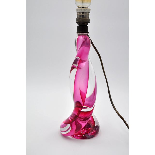 Crystal, hand-blown lamp by Val Saint-Lambert in a beautiful twisted, biomorphic version This “Eclair” model has a clear...