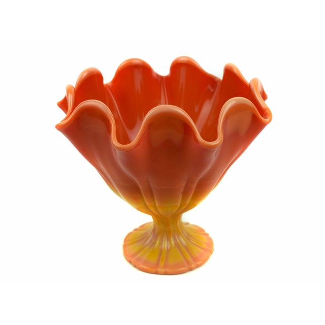 This striking Mid-Century Modern pedestal compote by L.E. Smith is a vibrant masterpiece of American glass artistry,...