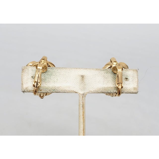 Mid to late 1950s goldtone ribbed spherical body with one bead on the bottom and curled top with "leaves" "cumquat" clip...