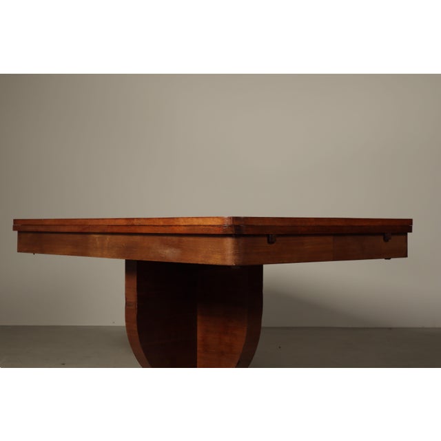 A striking Art Deco extendable dining table from the 1930s, defined by its strong architectural presence and sculptural...
