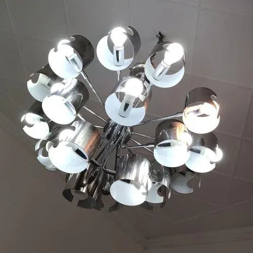 This magnificent 70s chandelier is exactly what you need to transform your space into an elegant and sophisticated...