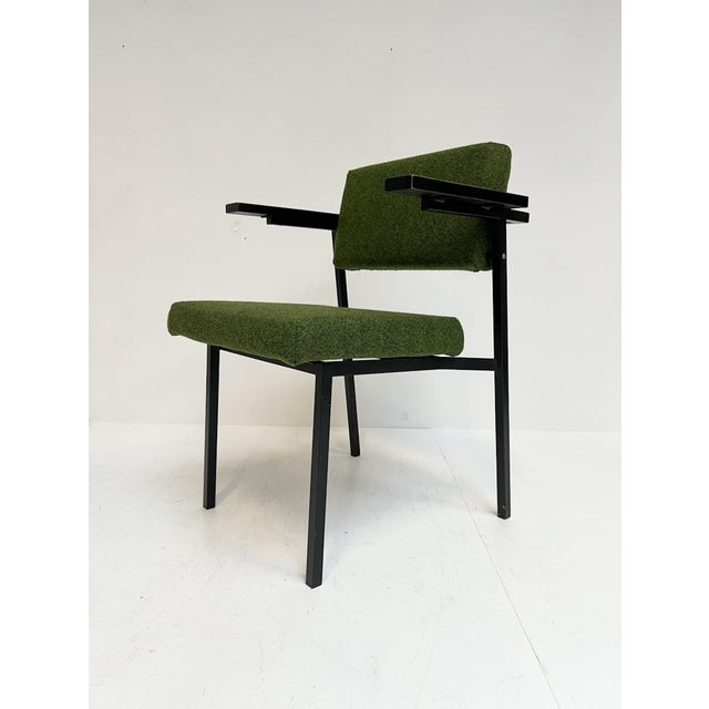 This is the se69 chair by martin visser for ‘t spectrum. A minimalist and still popular design from the 1950s. The se69...