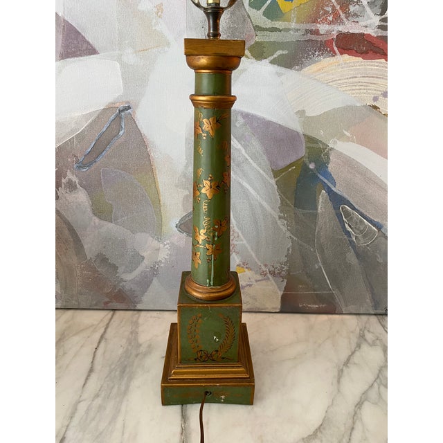 Mid 20th Century Vintage French Toleware Cherub Column Lamp in Olive Green and Gold For Sale - Image 6 of 9