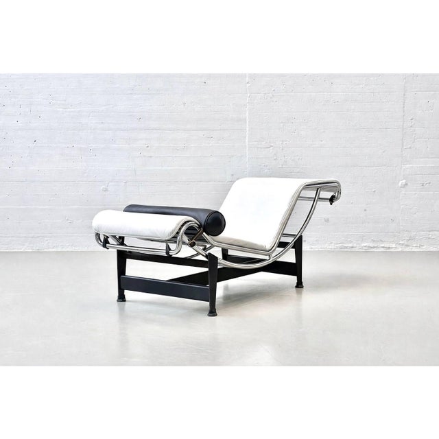 White LC4 Chaise Longue by Le Corbusier, Jeanneret, and Perriand for Cassina, Late 1970s For Sale - Image 8 of 18