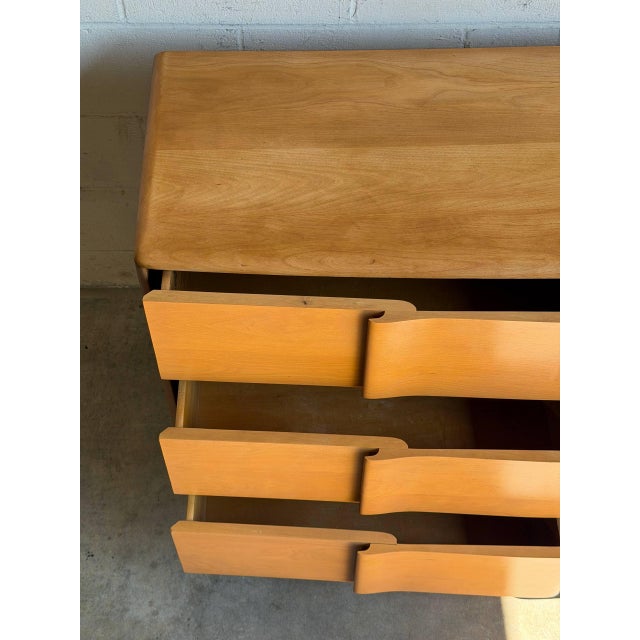 1950s Heywood Wakefield Maple Lowboy Wooden Dresser Chest of Drawers Mid-Century Modern 1950s For Sale - Image 5 of 13