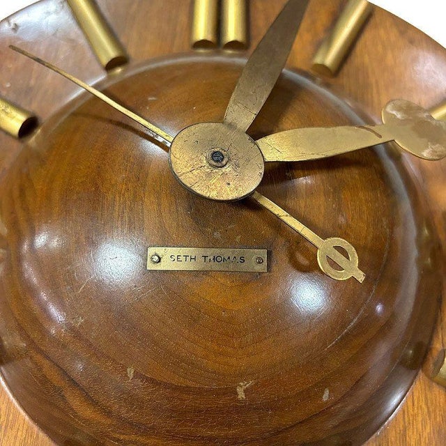 Early Mid-Century "Plaza" E931-003 Wall Clock in Walnut by Seth Thomas For Sale In Los Angeles - Image 6 of 8