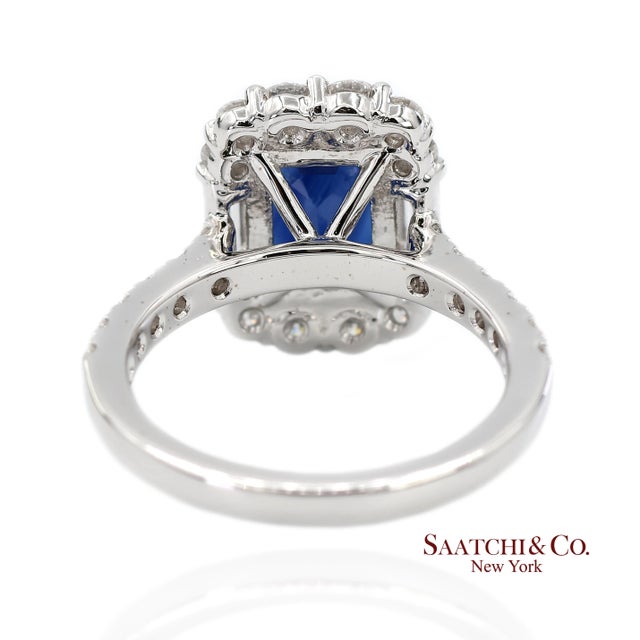 Exquisite 18k (750) White Gold Royal Blue Sapphire and Natural Diamond Ring, Size 5 For Sale - Image 4 of 11