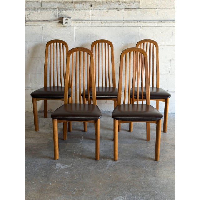 This set of 5 dining chairs features tall arched backrests with vertical spindles. Vintage Mid-Century Modern 1980s....