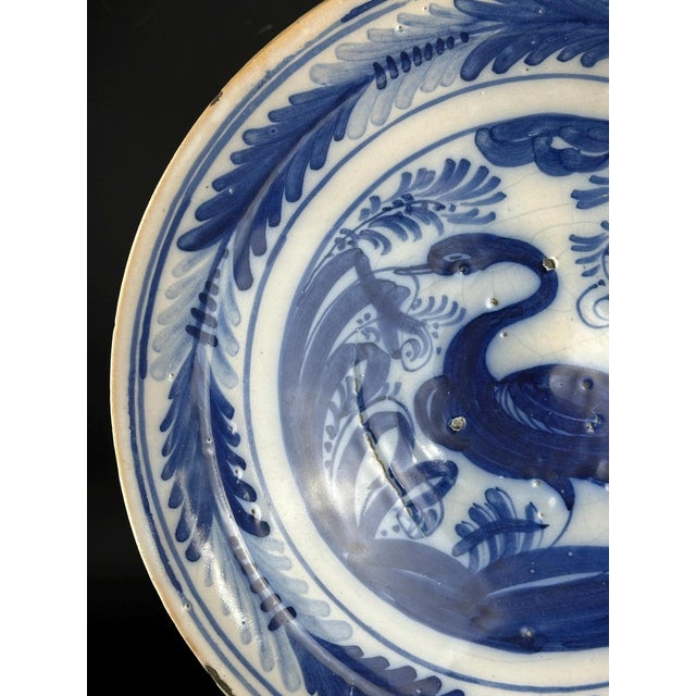 Spanish Talavera Blue and White Faience Charger with Bird and Helechos y Palmeta Decoration, 18th Century For Sale - Image 5 of 10
