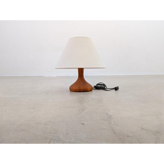 Beautiful teak table lamp from the traditional Danish manufacturer Domus, dating from the 1960s, for sale. The high-...