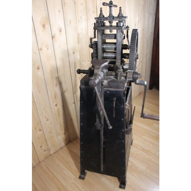 Old jeweler's rolling mill in cast iron and steel, with its integrated vice. In good condition, functional. Ideal for...