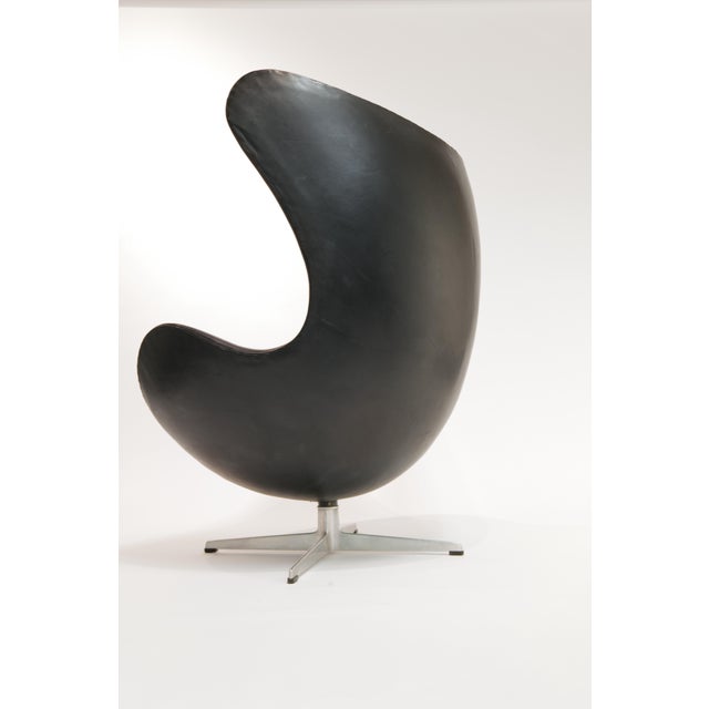Black Mid 20th Century Arne Jacobsen Black Leather Egg Chair with Ottoman for Fritz Hansen For Sale - Image 8 of 15