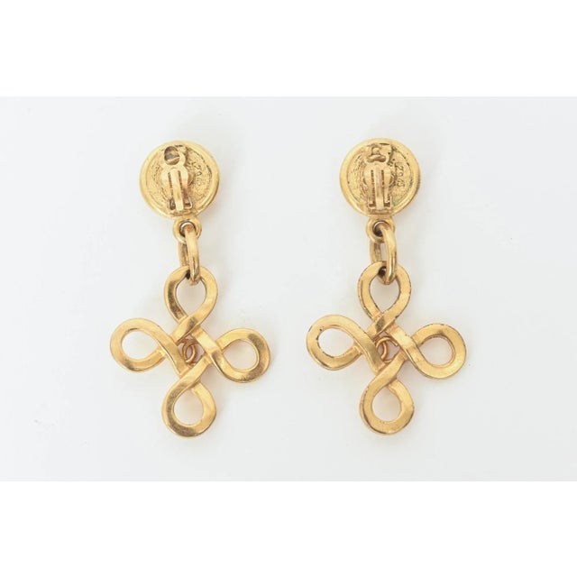 Vintage Chanel Gold Plated and Faux Pearl Clip on Dangle Earrings With CC's, 1993 For Sale In Miami - Image 6 of 7