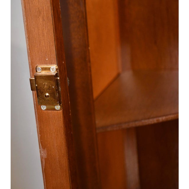 1950s Georgian Style Mahogany Inlaid Pair of Corner Display Cabinets 2 Keys For Sale - Image 11 of 17