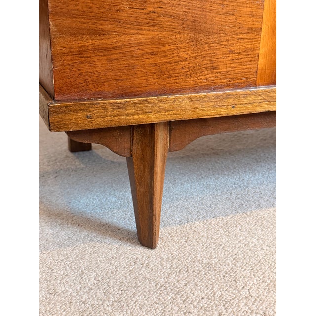 Mid-Century Walnut Lane Cedar Chest/Coffee Table For Sale In Philadelphia - Image 6 of 12