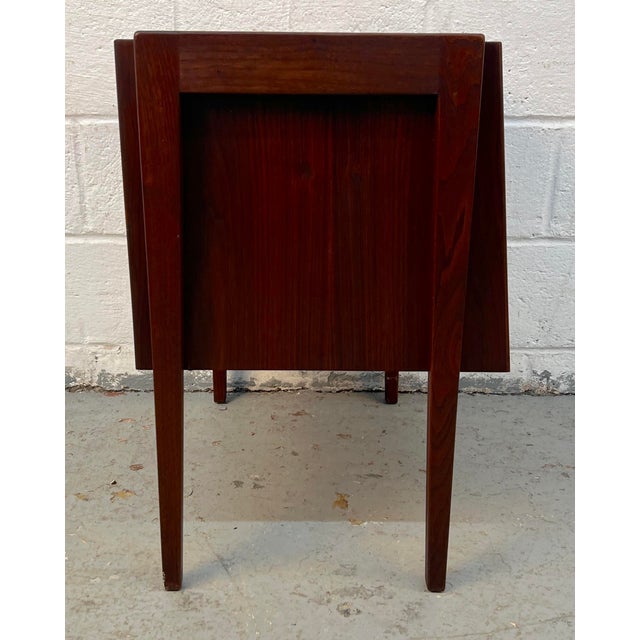 Pair of Vintage Walnut Nightstands by Jens Risom, Attributed For Sale In New York - Image 6 of 12