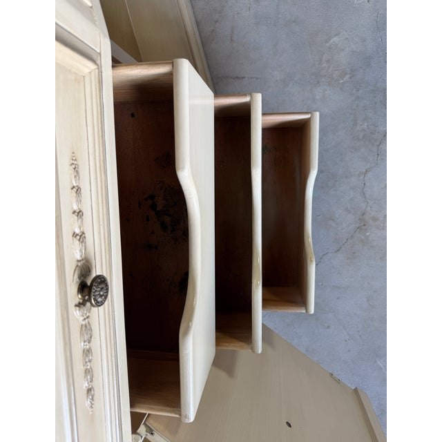 Vintage Hickory Manufacturing Co. Neoclassical Style Bow Front Sideboard For Sale - Image 15 of 16