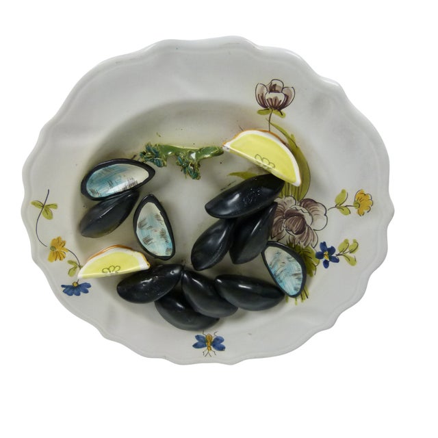 Mid-Century Italian Trompe L’Oeil Hand Painted Wall Plate by Peasant Village | Mussels & Lemon Wedges | Majolica For Sale - Image 9 of 11