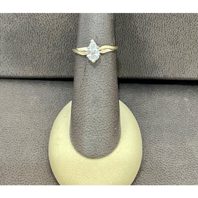 Contemporary 0.72 Carat Diamond Solitaire Pear Shape VS/E Engagement Ring 14 Kt Yellow Gold For Sale - Image 3 of 18