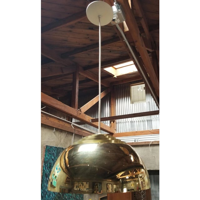 Lightolier Mid-Century Modern Concentric Louvered Brass Pendant Light / Chandelier For Sale In San Francisco - Image 6 of 10