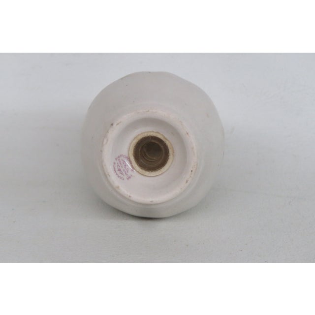 Mid 20th Century Staffordshire England Ceramic Daisy Motif Individual Salt or Pepper Shaker 4997b For Sale - Image 5 of 10