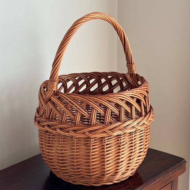 Wood Mid-20th Century Round European-Style Basket With Openweave Border For Sale - Image 7 of 11
