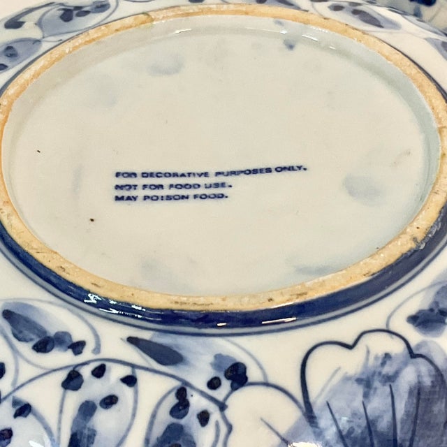 Vintage Chinoiserie Hollywood Regency Blue and White Round Lidded Box. For Sale - Image 11 of 12