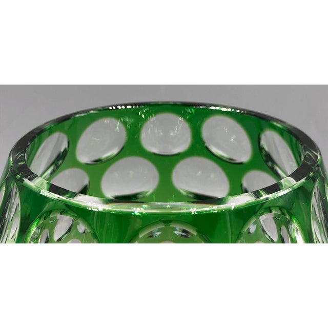 1960s Mid-Century Modern Faceted Vase in Emerald Green attributed to a design by Karel Wünsch for Nový Bor, Bohemia, 1960s For Sale - Image 5 of 15