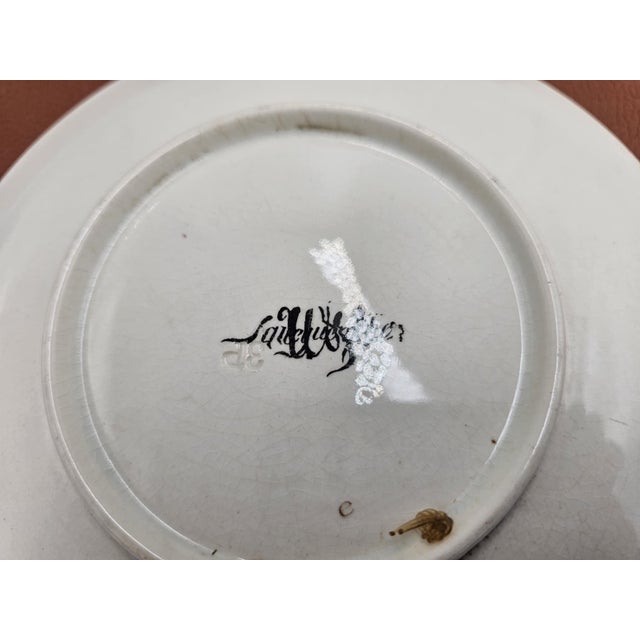 A pre-war hanging plate from the Sarreguemines factory, dimensions: height 2.5 cm, diameter 19.8 cm.