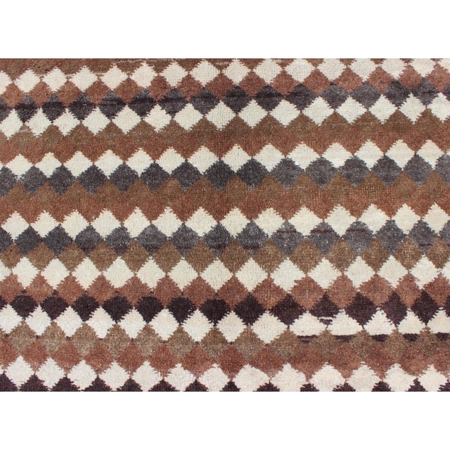 Mid 20th Century Mid-Century Modern Rug With All-Over Checkerboard Pattern in Multi Brown Tones 5'5"x9'4" For Sale - Image 5 of 8