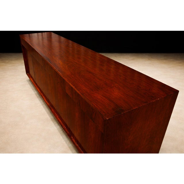 1960s Mid Century Modern Credenza by Sergio Rodrigues in Rosewood – Lot 414 For Sale - Image 9 of 11