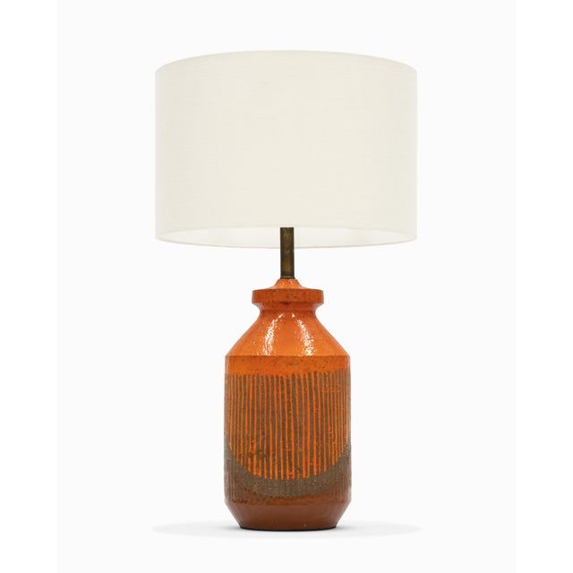 Here is a stunning and large table lamp by Aldo Londi for Bitossi. Made in Italy, circa 1960s. The large ceramic form...